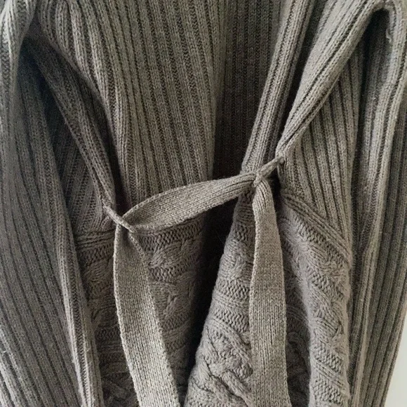 BCBG chunky belted sweater size M - Picture 6 of 7